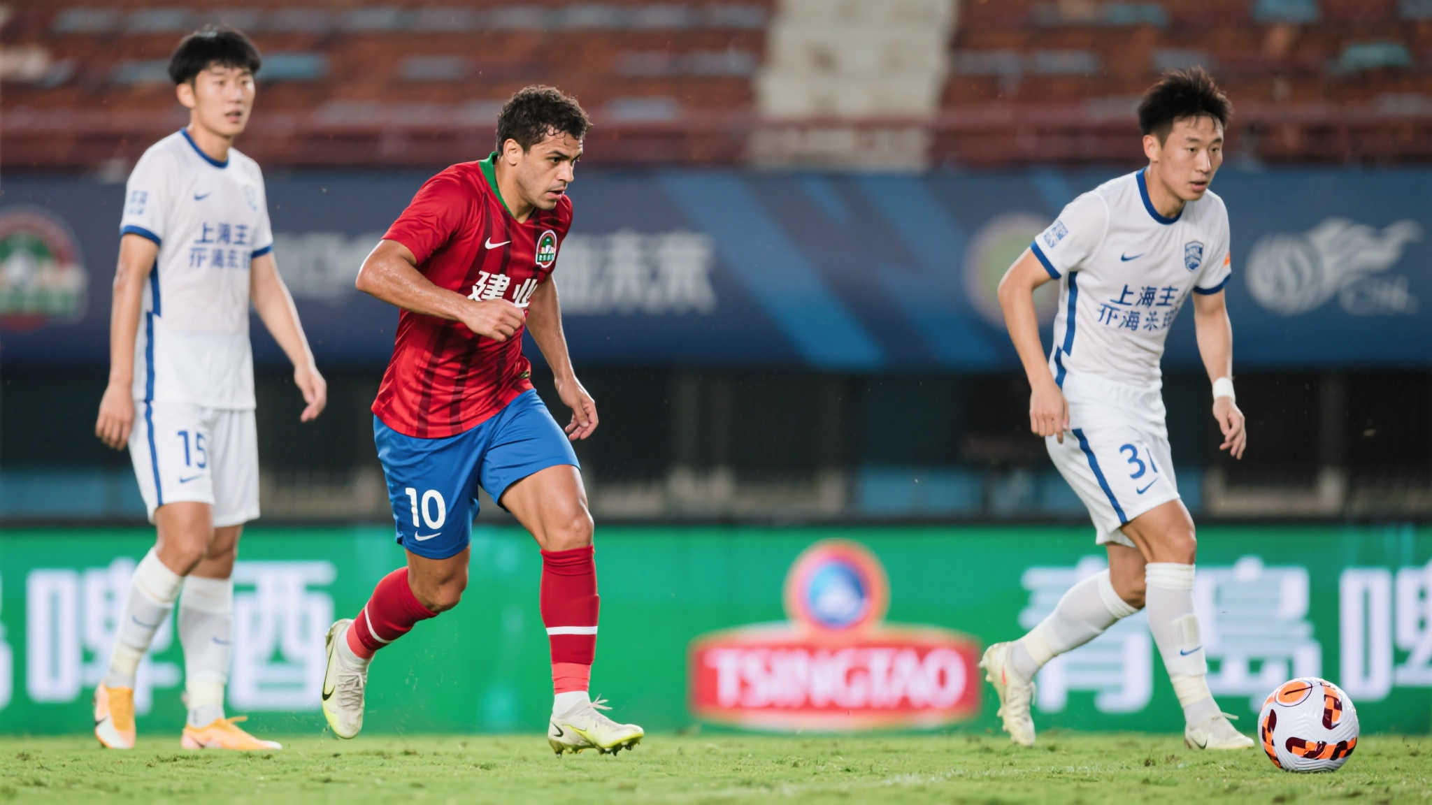 德比失利!海港青春力量未尽全力,老将状态低迷新星难挑大梁! 二、老将疲软:曾经的支柱今何在?
相比于年轻球员